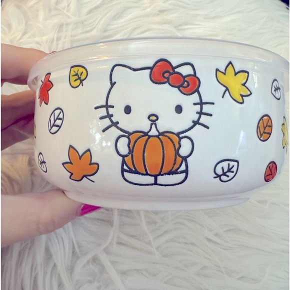 Hello Kitty Ceramic Hand Painted Lidded Bowl Food Storage To Go Container NEW - Picture 1 of 8